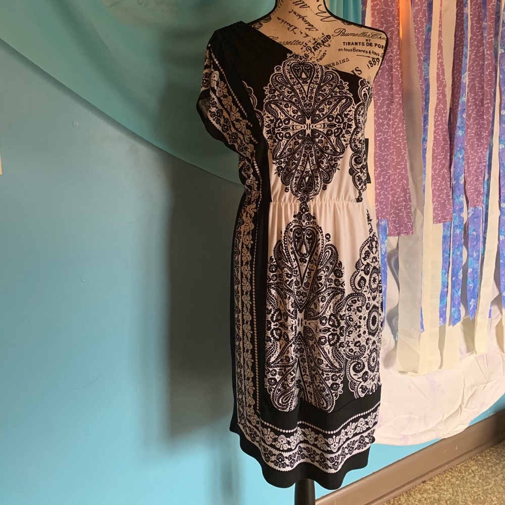 👗 - NWT New York & Co Paisley Shoulder Dress